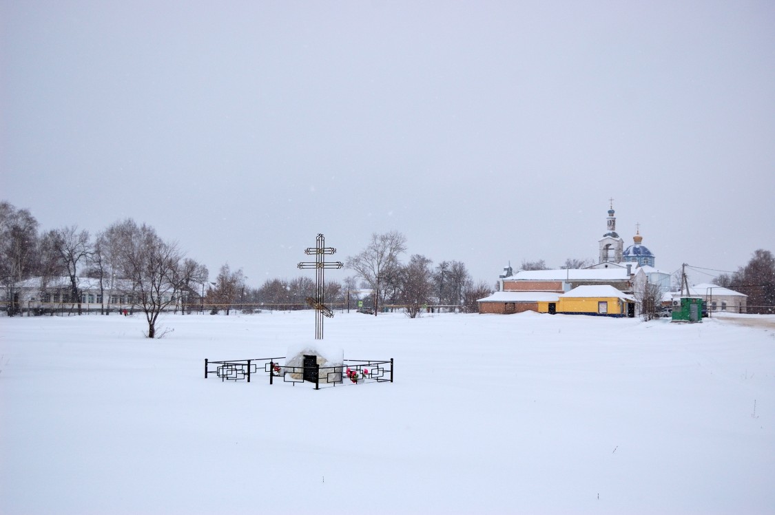 Церковь Рождества Пресвятой Богородицы, Алгасово (Моршанский район и г. Моршанск, Тамбовская область). дополнительная информация, Поклонный крест на месте утраченной церкви. На заднем плане-Ильинская церковь.