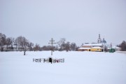 Церковь Рождества Пресвятой Богородицы, Поклонный крест на месте утраченной церкви. На заднем плане-Ильинская церковь.<br>, Алгасово, Моршанский район и г. Моршанск, Тамбовская область