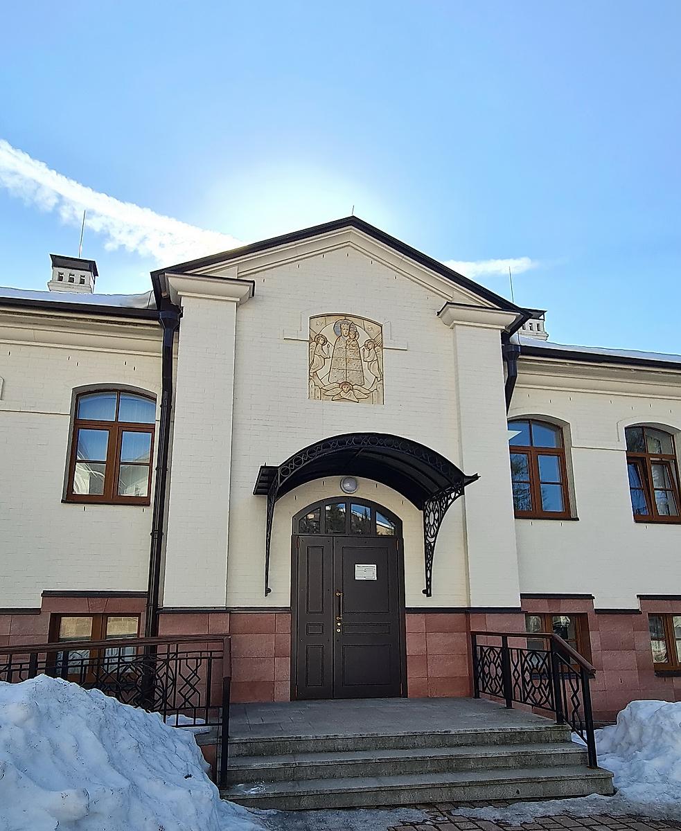 Фрагмент фасада церковного дома, дополнительная информация. Церковь Троицы Живоначальной (каменная) в Троицке, Троицк (Троицкий административный округ (ТАО), г. Москва)