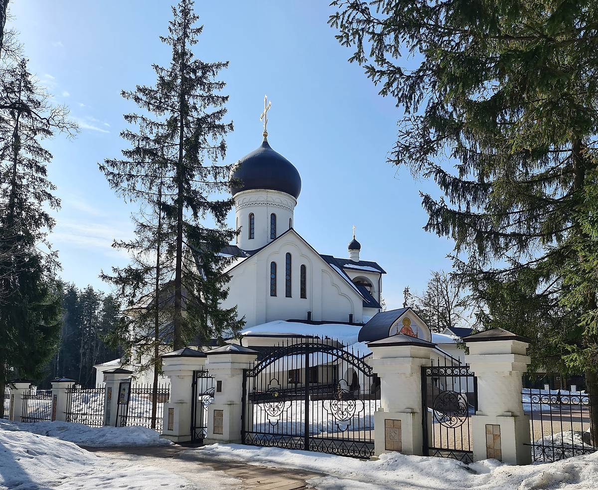 Вид с северо-востока, общий вид в ландшафте. Церковь Троицы Живоначальной (каменная) в Троицке, Троицк (Троицкий административный округ (ТАО), г. Москва)
