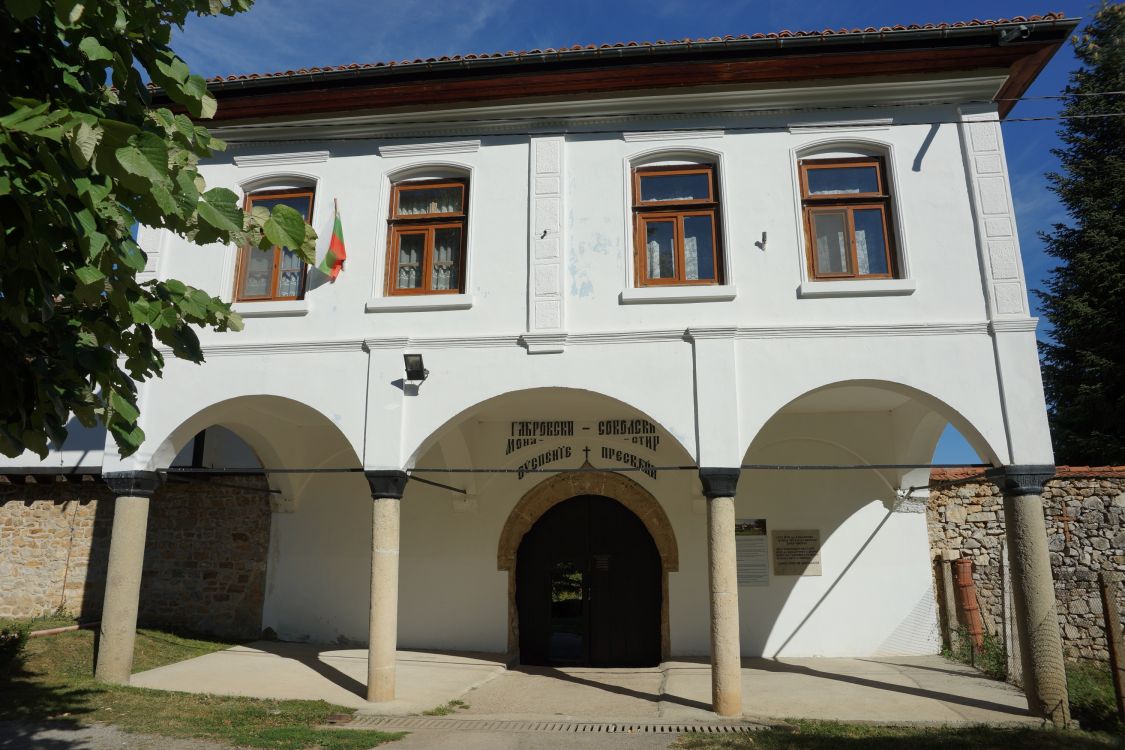 Габровско-Сокольский Успенский монастырь, Габрово (Габровская область, Болгария). фасады, Вход в монастырь