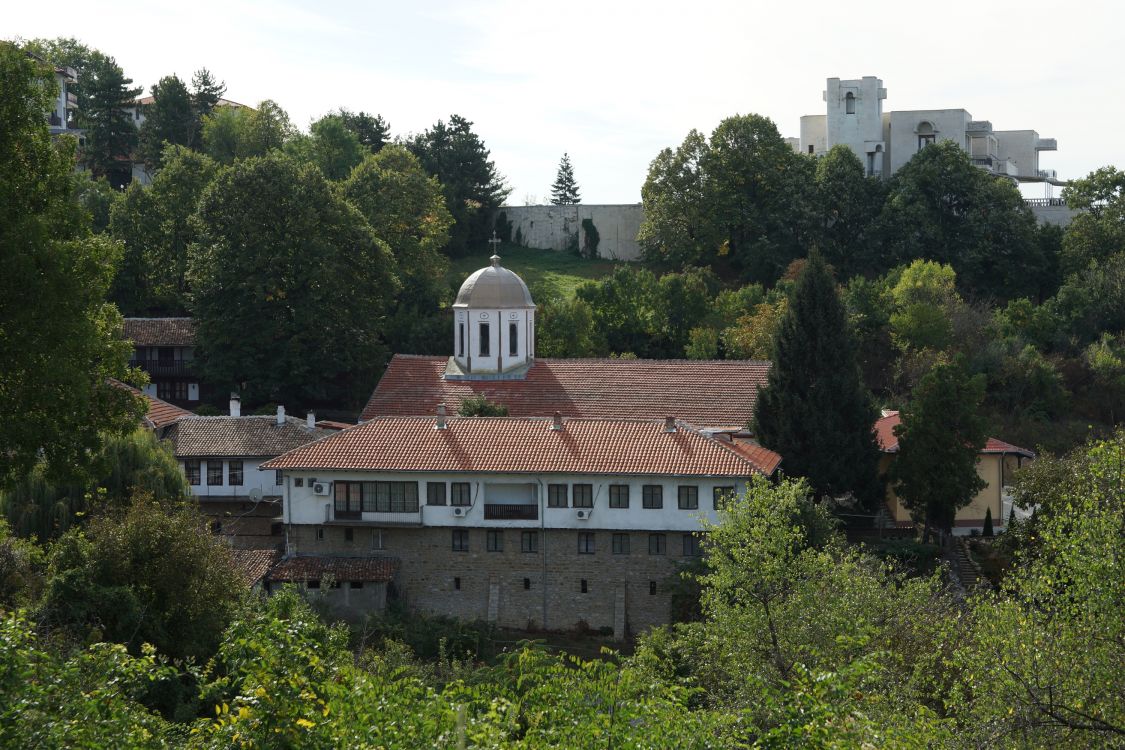 Арбанаси. Арбанашский Николаевский монастырь. общий вид в ландшафте