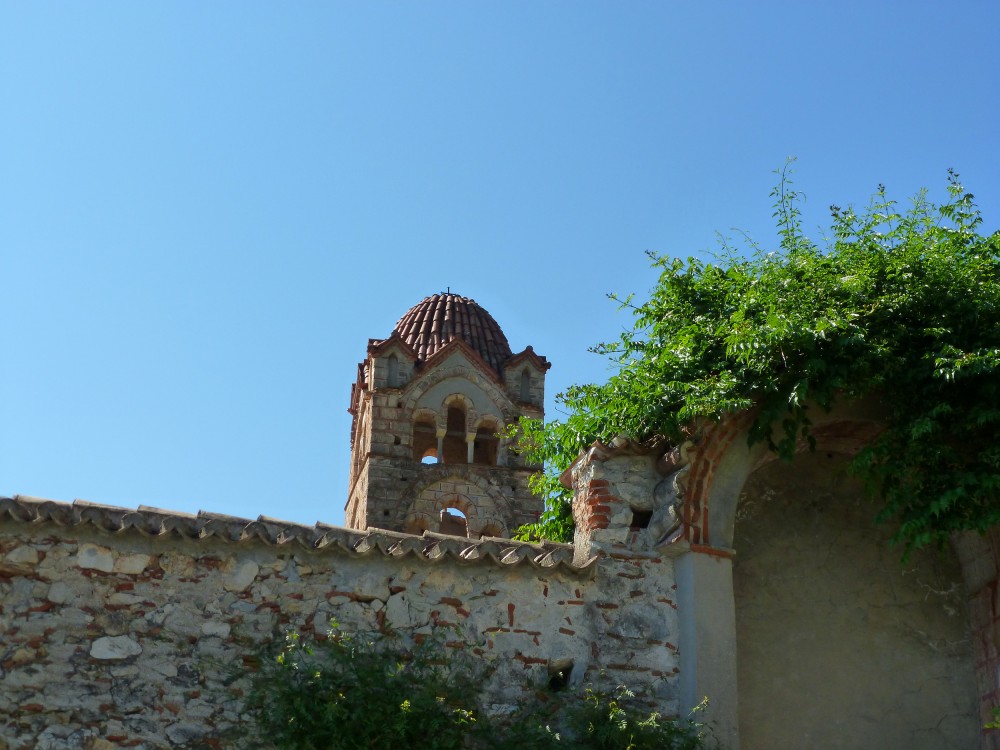 Монастырь Пантанасса, Мистрас (Пелопоннес (Πελοπόννησος), Греция). общий вид в ландшафте, Вид на колокольню из-за монастырской ограды.
