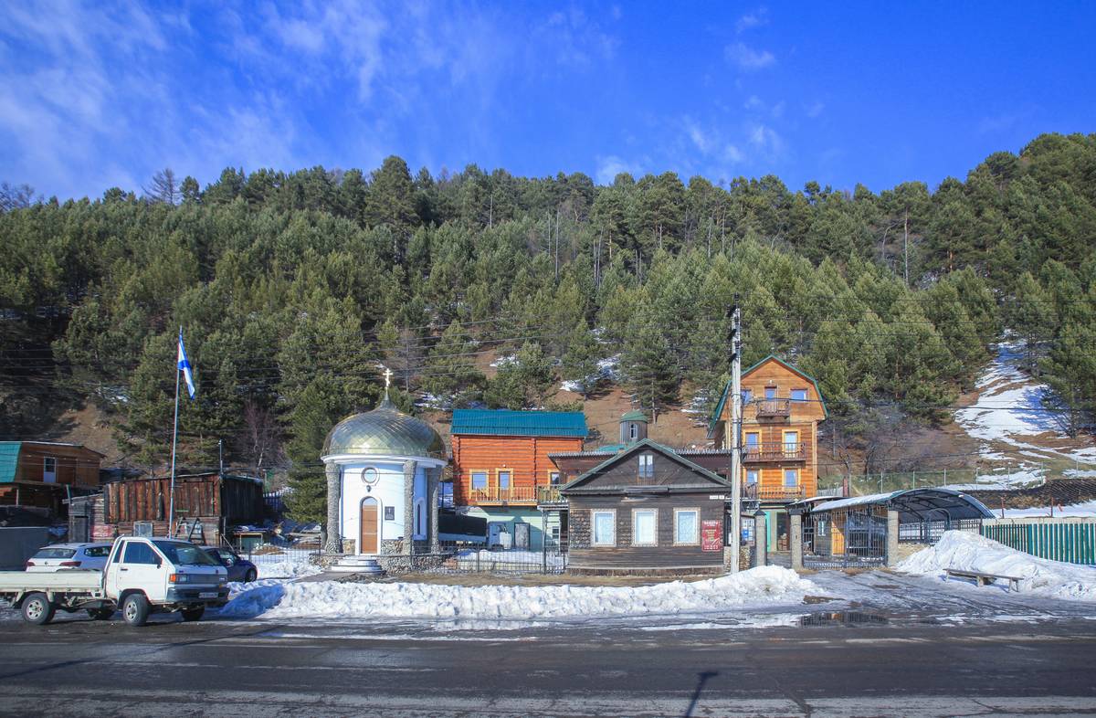 Часовня Байкальской иконы Божией Матери, Листвянка (Иркутский район, Иркутская область). общий вид в ландшафте