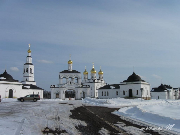 Исаково. Патриаршее подворье Алексия, митрополита Московского. общий вид в ландшафте