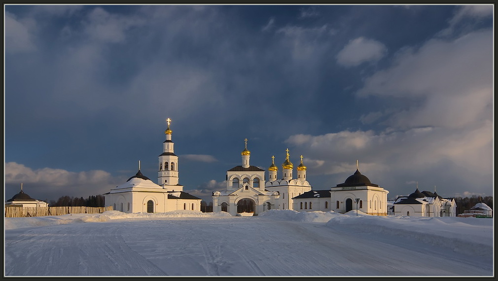 Исаково. Патриаршее подворье Алексия, митрополита Московского. общий вид в ландшафте