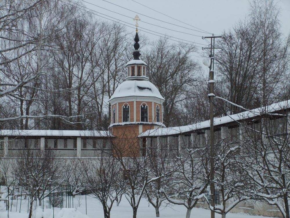 Старица. Старицкий Успенский мужской монастырь. Часовня Успения Пресвятой Богородицы. общий вид в ландшафте