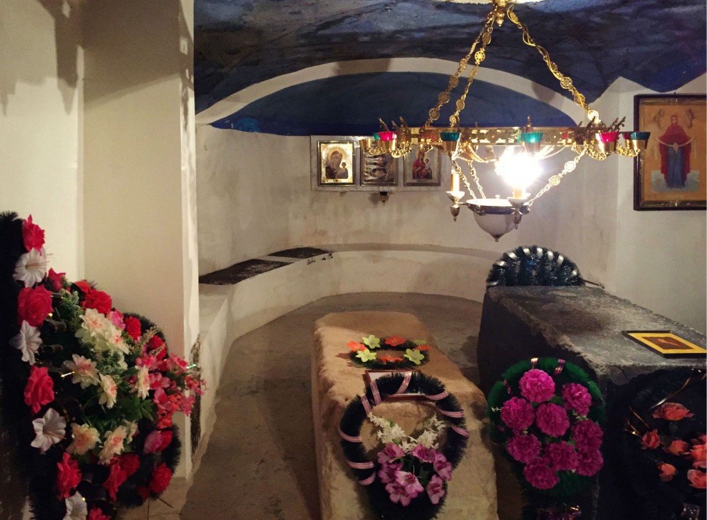Церковь Покрова Пресвятой Богородицы (старая), Ивановское (Рыльский район, Курская область). интерьер и убранство, Склеп Барятинских, главный объём с надгробным камнем И.И. Барятинского