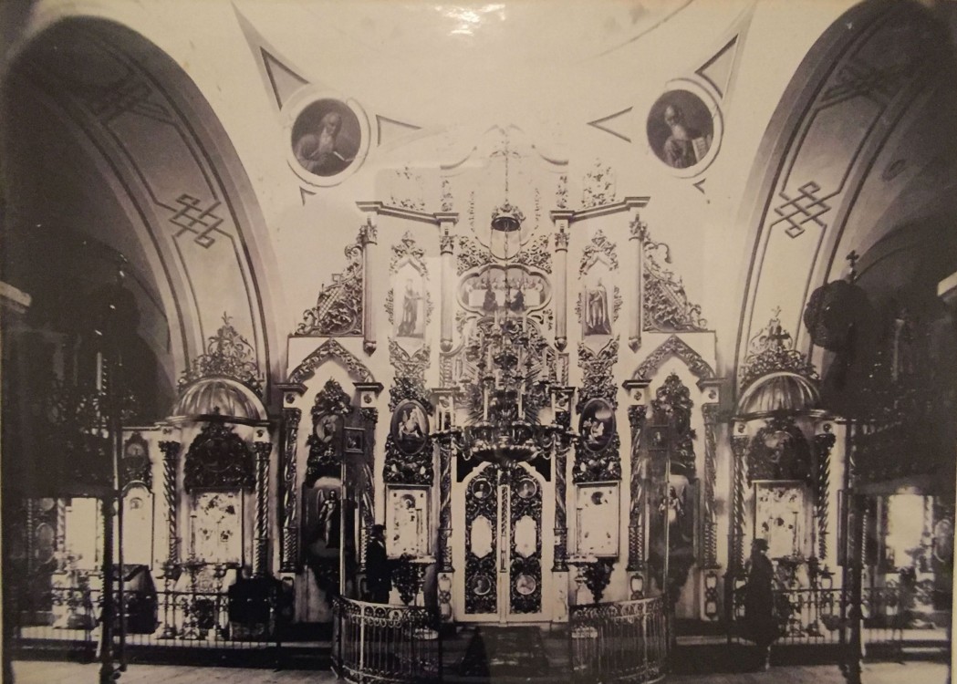 Церковь Покрова Пресвятой Богородицы (старая), Ивановское (Рыльский район, Курская область). архивная фотография, Главный иконостас (?). Фото нач. 20 в. Переснято с информационного стенда в склепе Барятинских