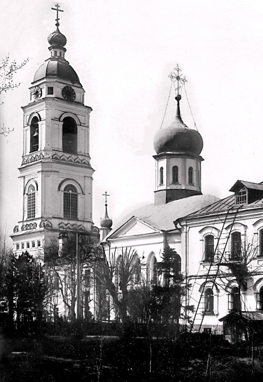 Троицкий Стефано-Махрищский женский монастырь. Собор Троицы Живоначальной (старый), Махра (Александровский район, Владимирская область). архивная фотография, Колокольня и Троицкий собор монастыря (не сохранился). 1890 год.