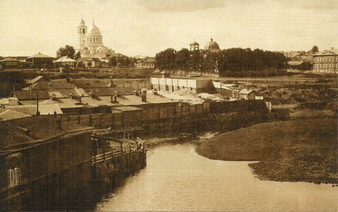 Верхняя Салда. Церковь Иоанна Богослова (старая). архивная фотография, Дореволюционное фото. Справа видна старая деревянная церковь, в которой с 1900 года находилась церковно-приходская школа