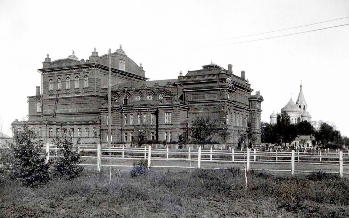 Харьков. Церковь Сошествия Святого Духа. архивная фотография, Фотографии Свято-Духовской церкви появляются только после постройки Народного дома, 1902 год.
http://bump.ru/page/adaptive/id31258/blog/5886953/