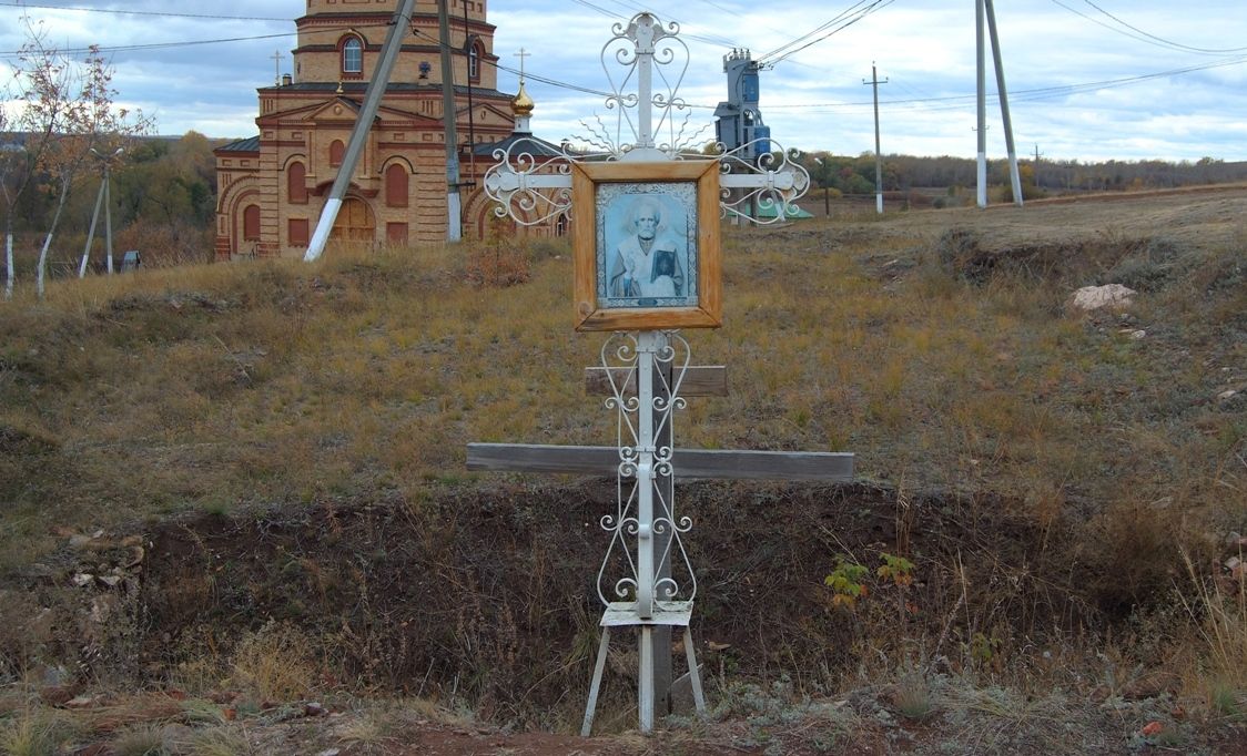 Покровка. Николаевский мужской монастырь. Церковь Николая Чудотворца. дополнительная информация, Памятный  крест на месте утраченного храма Святителя Николая Чудотворца в Никольской обители.