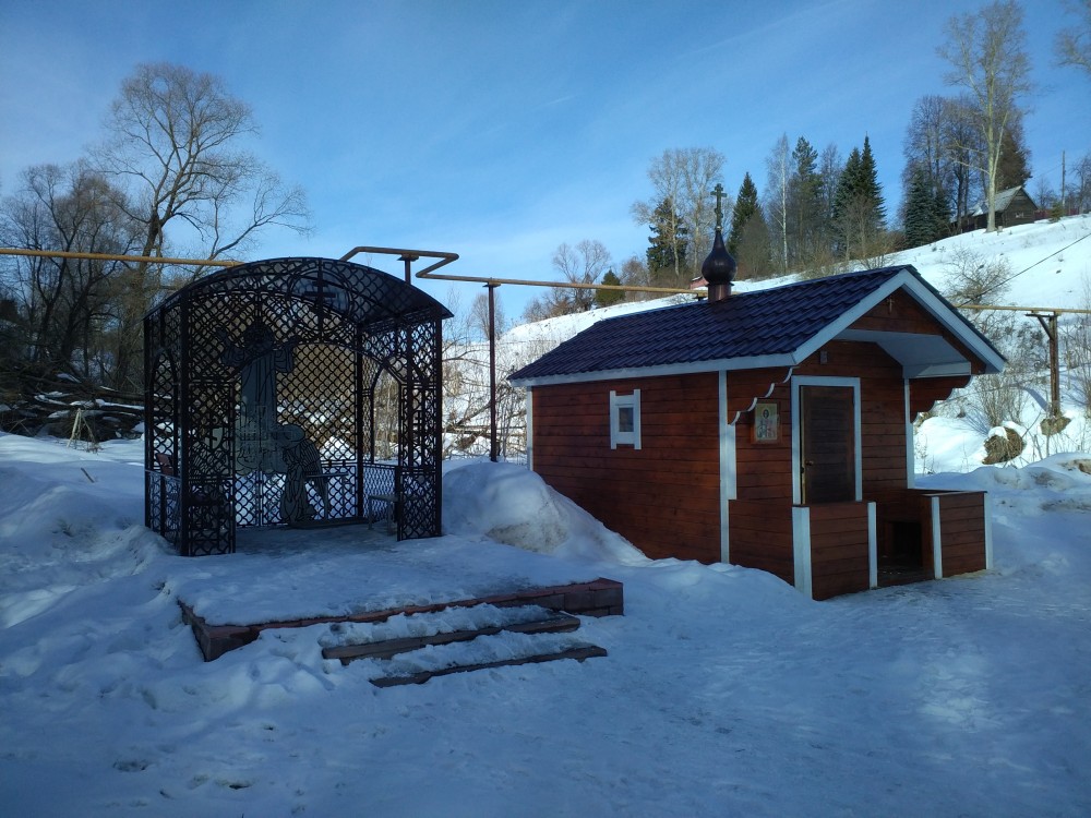 Глубоково (погост Иванова Гора). Неизвестная часовня. общий вид в ландшафте, Металлическая сень над святым источником и деревянная часовня над купелью