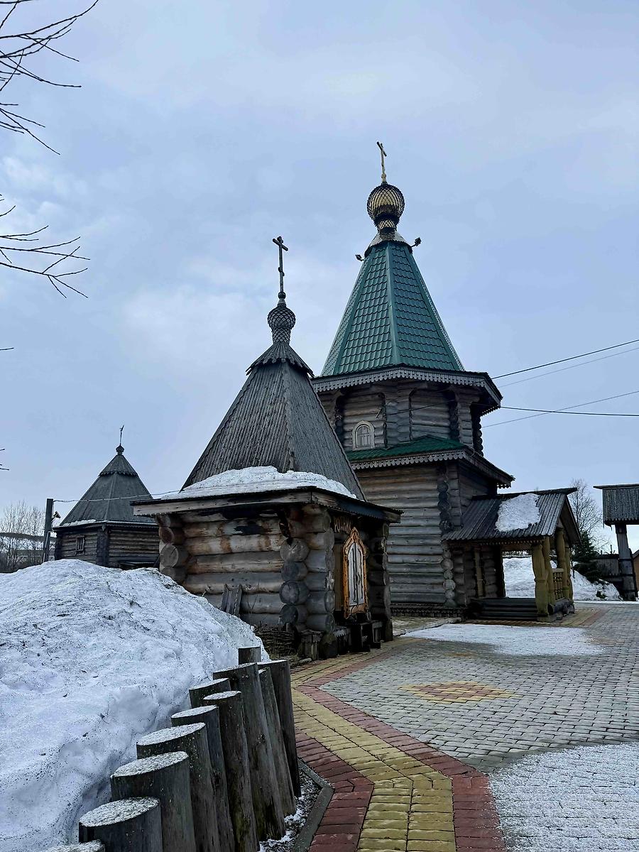 общий вид в ландшафте. Троицкий Феодоритов Кольский мужской монастырь. Надкладезная часовня, Мурманск (Мурманск, город, Мурманская область)