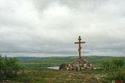 Часовня Александра Пересвета и Андрея Осляби Радонежских, Крест рядом с часовней<br>, Высота 206, Печенгский район, Мурманская область