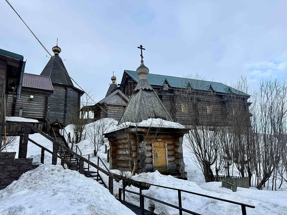 общий вид в ландшафте. Троицкий Феодоритов Кольский мужской монастырь. Надкладезная часовня, Мурманск (Мурманск, город, Мурманская область)