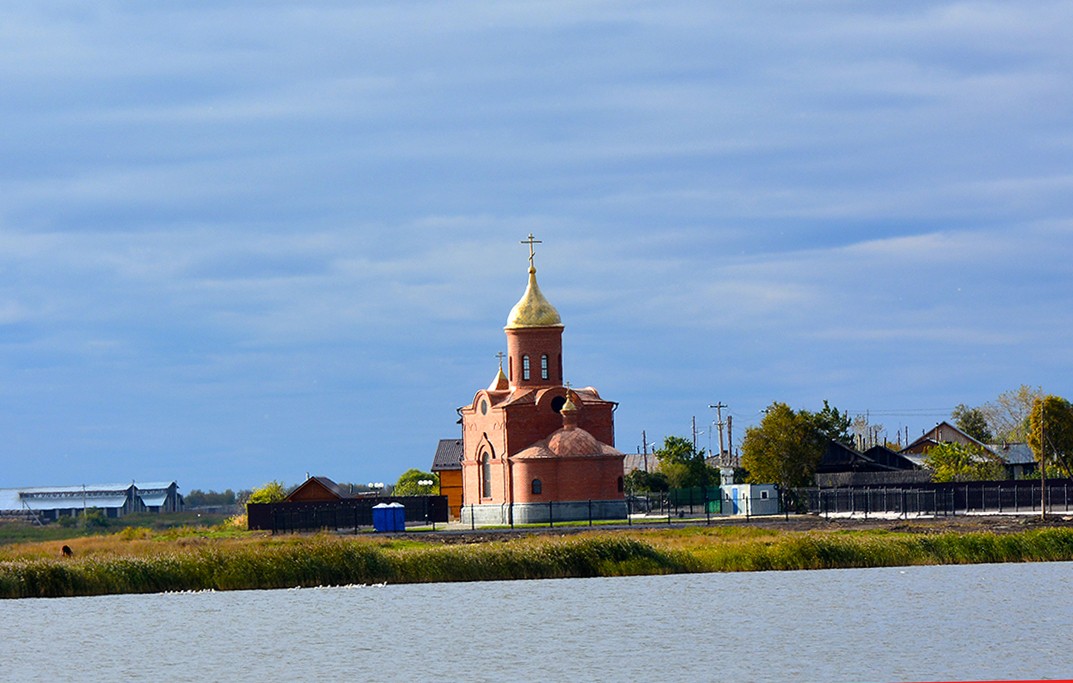 Песчанотаволжанское. Церковь Троицы Живоначальной (новая). общий вид в ландшафте