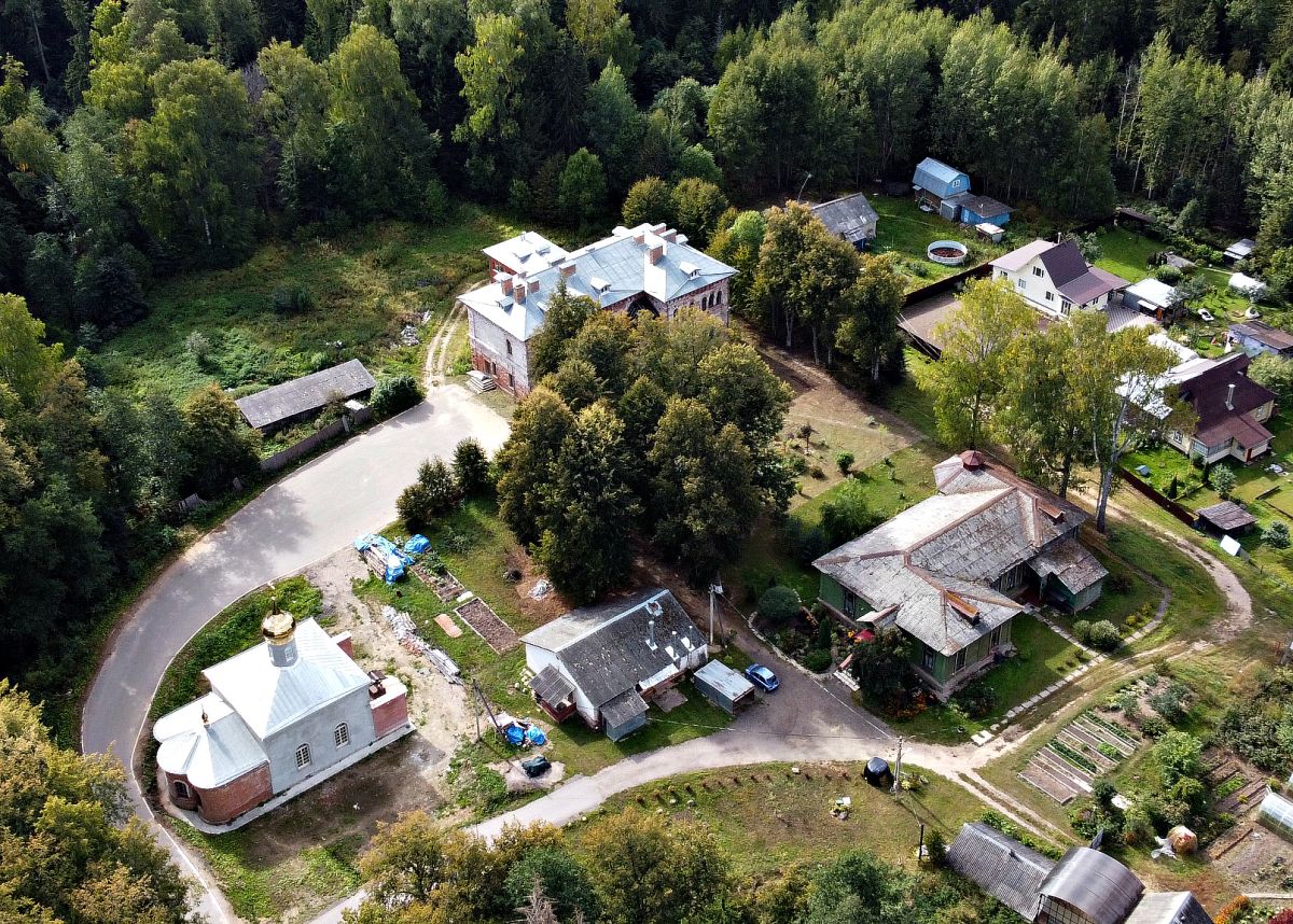 Всехсвятский скит Иосифо-Волоцкого монастыря, Теряево (Волоколамский городской округ, Московская область). общий вид в ландшафте