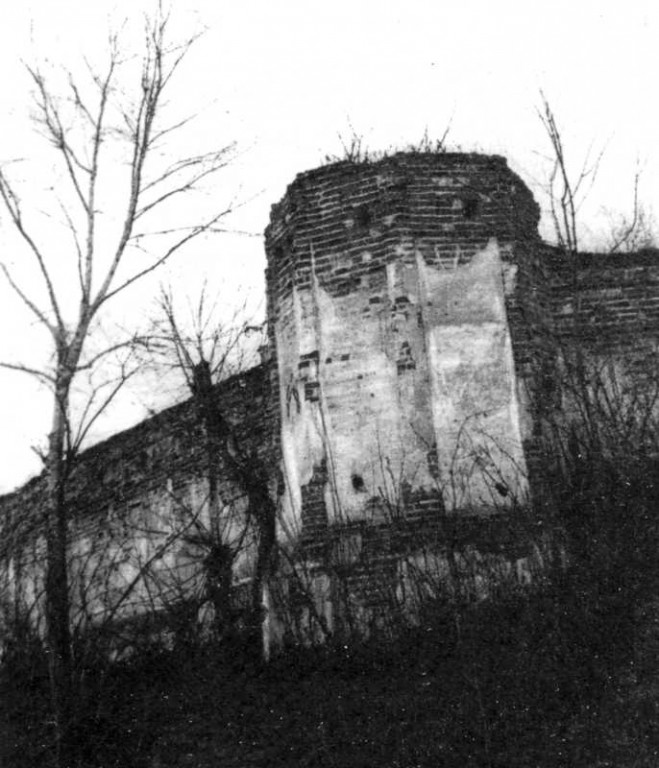 Гамалеевский Харлампиев монастырь, Гамалиевка (Шосткинский район, Украина, Сумская область). архивная фотография, Угловая башня. Фотография 1950-х г.г. Источник «Памятники Украины», 2001 г., № 4