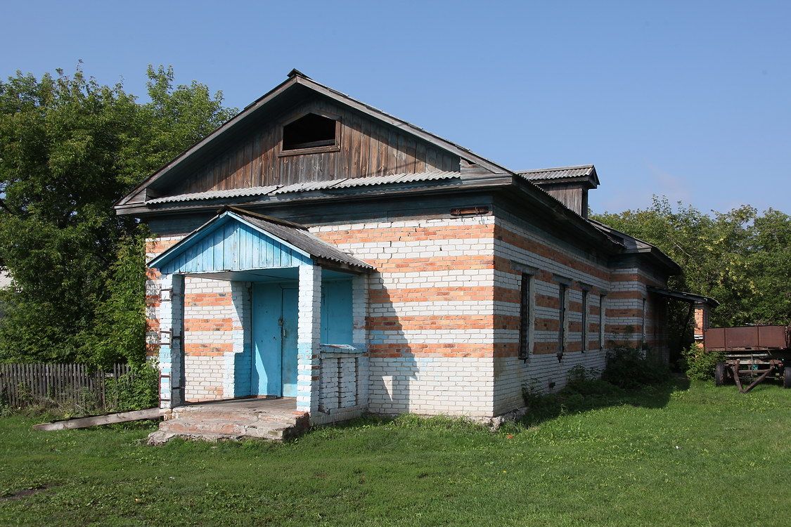 Церковь Михаила Архангела, Вилкино (Юргамышский район, Курганская область). фасады, Бывшая церковь обложена кирпичом, в ней размещается сельский клуб