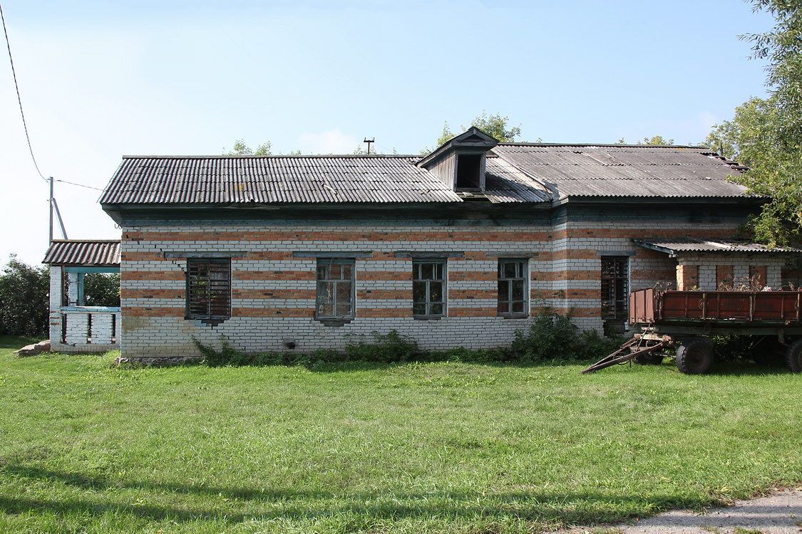 Церковь Михаила Архангела, Вилкино (Юргамышский район, Курганская область). фасады, Бывшая церковь обложена кирпичом, в ней размещается сельский клуб