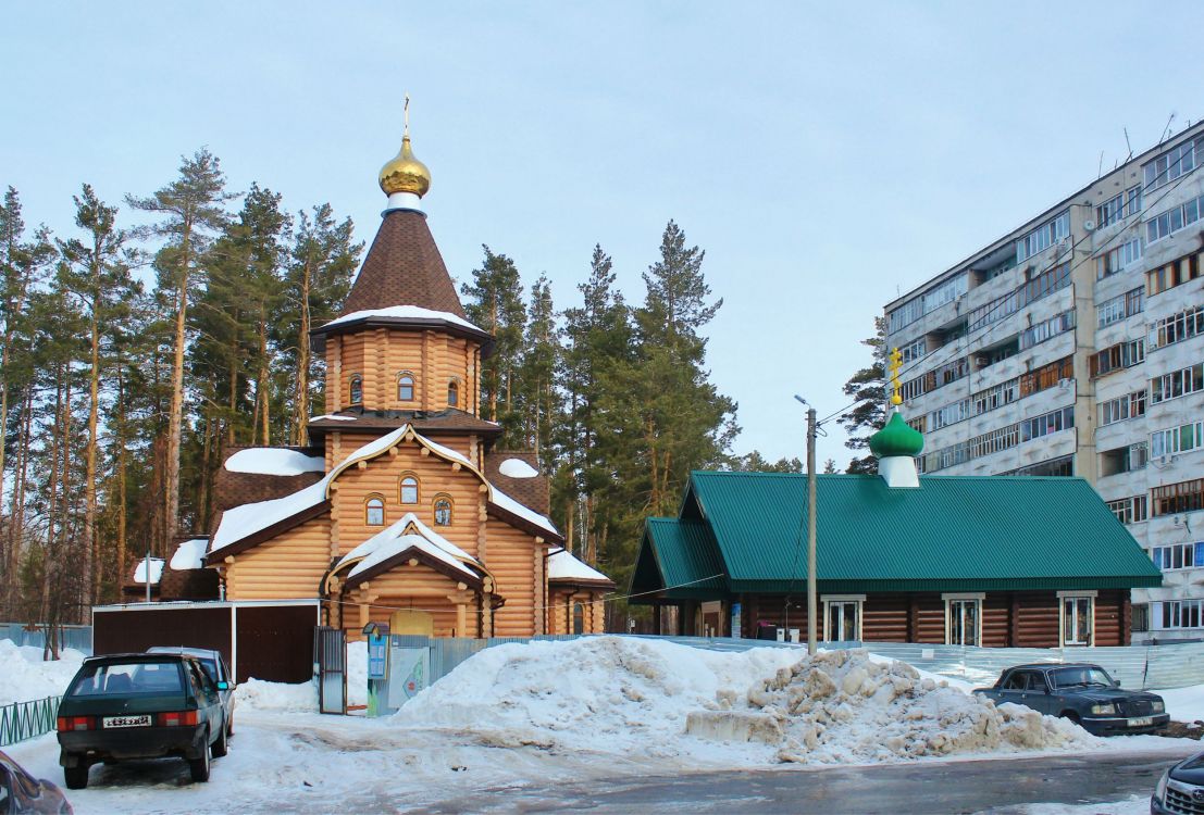 Димитровград. Церковь Луки (Войно-Ясенецкого). документальные фотографии, Вид с юга, правее действующий временный храм-часовня