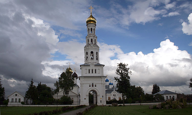 Колокольня храмового комплекса (новая), Завидово (Конаковский район, Тверская область). фасады, Вид на храмовый комплекс со стороны трассы Санкт-Петербург - Москва