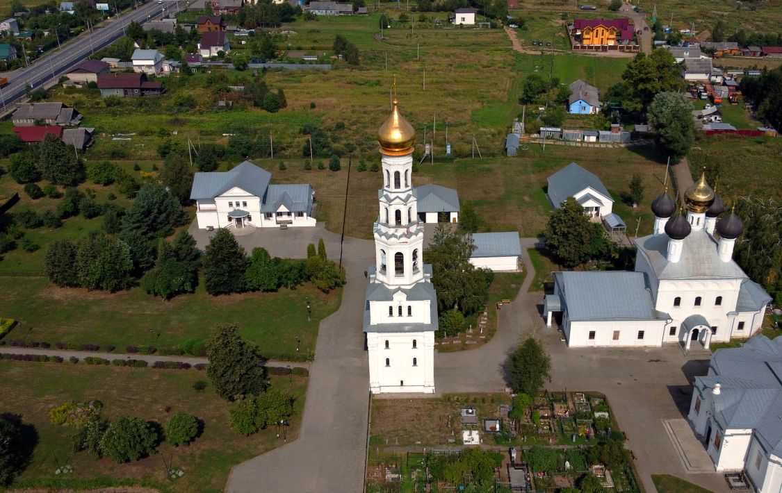 Колокольня храмового комплекса (новая), Завидово (Конаковский район, Тверская область). общий вид в ландшафте