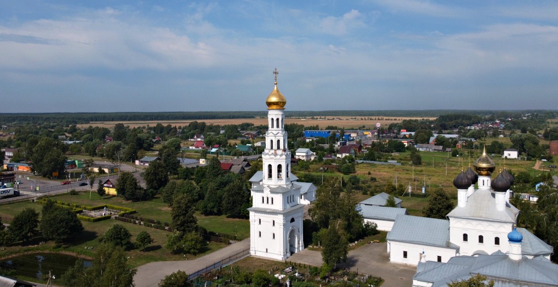 Завидово. Ансамбль Успенской и Троицкой церквей. Колокольня (новая). общий вид в ландшафте