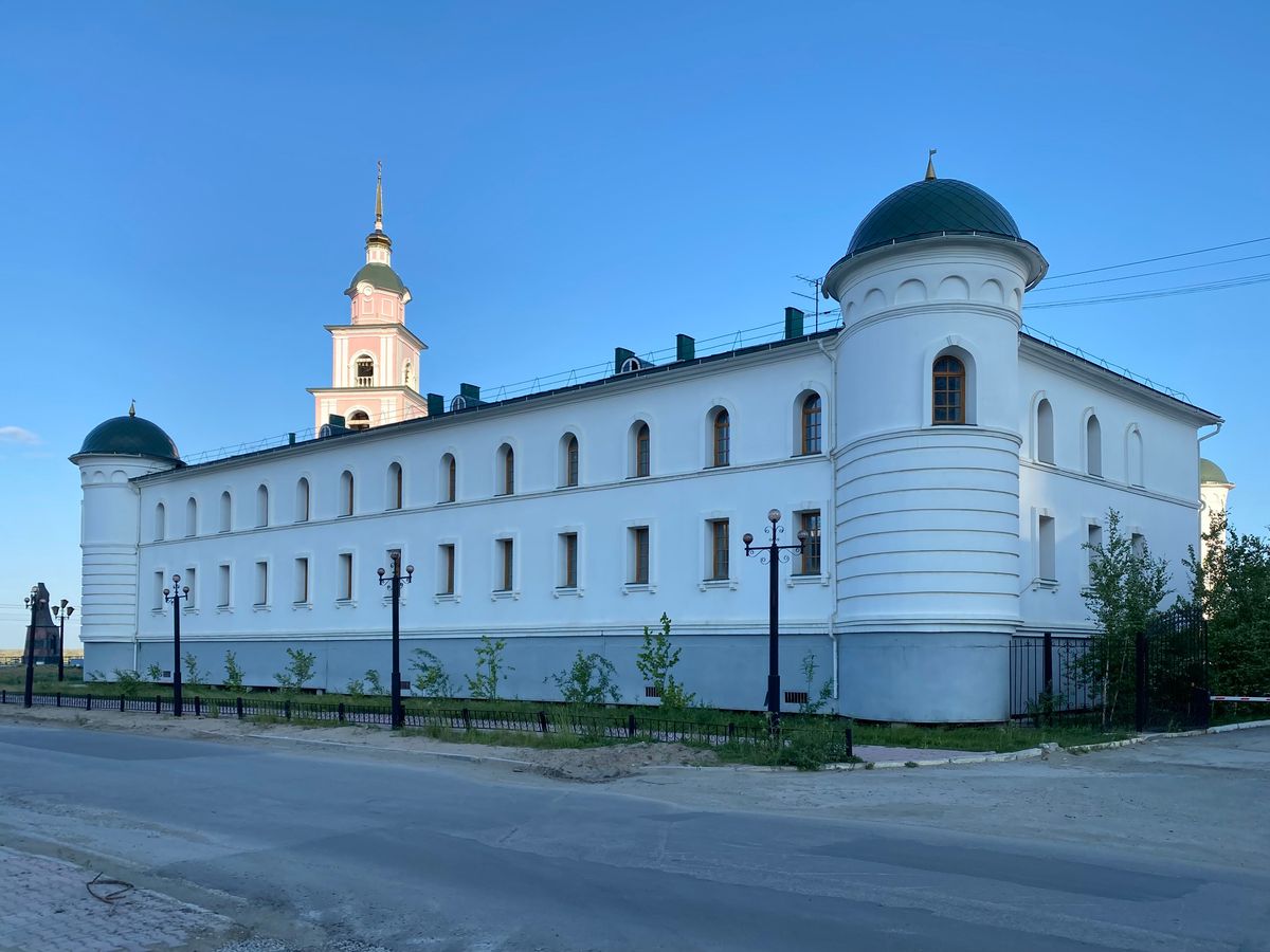 Северный корпус семинарии, архитектурные детали. Домовая церковь Иннокентия, митрополита Московского при духовной семинарии, Якутск (Якутск, город, Республика Саха (Якутия))