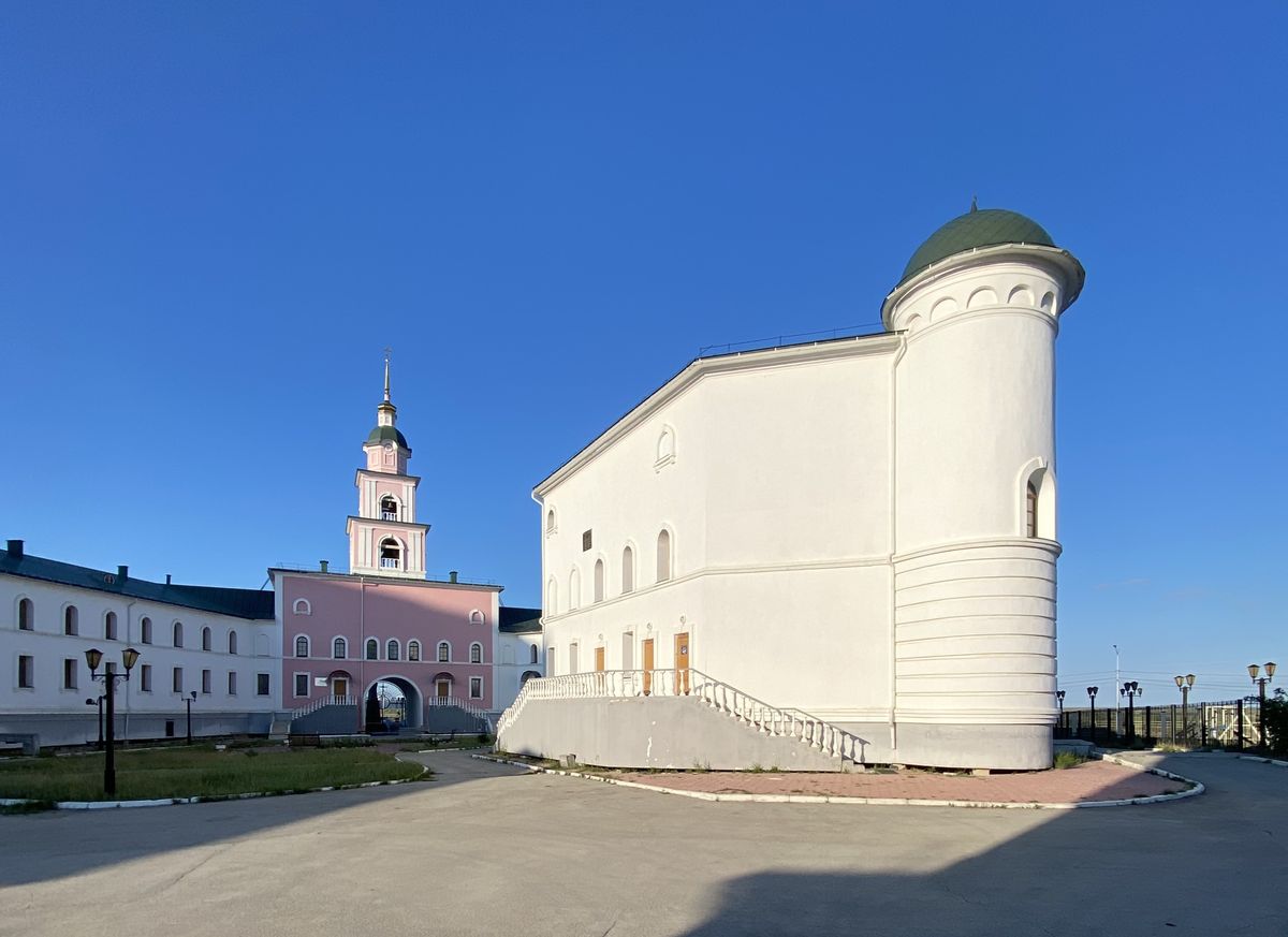 Южное крыло семинарии, фасады. Домовая церковь Иннокентия, митрополита Московского при духовной семинарии, Якутск (Якутск, город, Республика Саха (Якутия))