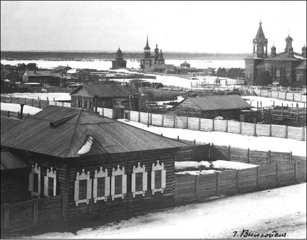 Церковь Иннокентия, епископа Иркутского, Вилюйск (Вилюйский район, Республика Саха (Якутия)). архивная фотография, Старинное фото. Иннокентьевская церковь - справа, вдали по центру - Старо-Никольский собор