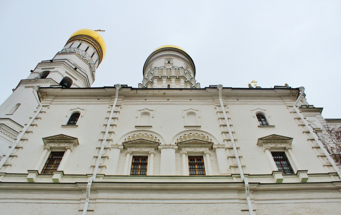 Тверской. Кремль. Собор Николая Чудотворца (Николы Гостунского) в Успенской звоннице. архитектурные детали, Восточный фасад Успенской звонницы. Слева видна колокольня 