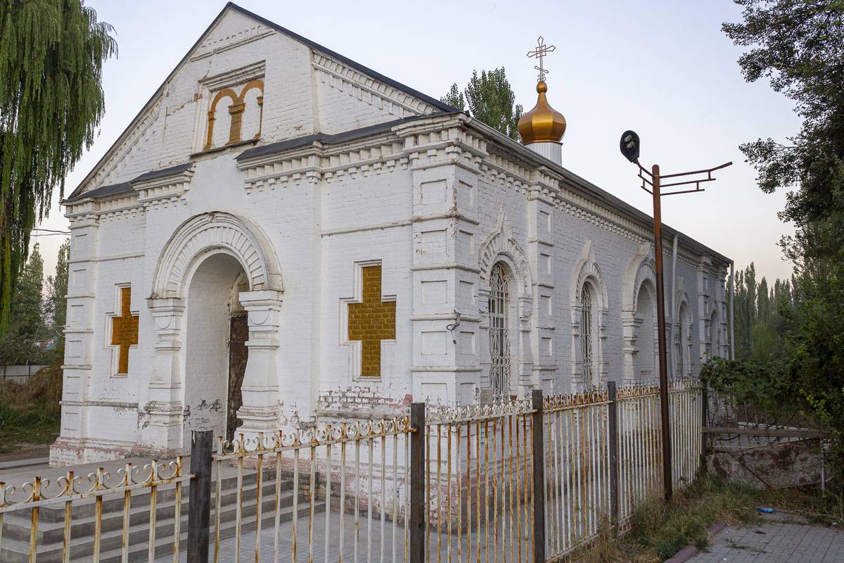 Церковь Покрова Пресвятой Богородицы, Куршаб (Кыргызстан, Прочие страны). общий вид в ландшафте, вид стороны монумента ВОВ