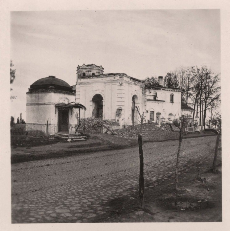 Церковь Жён-мироносиц, Старая Русса (Старорусский район, Новгородская область). архивная фотография, Храм на втором плане справа. Фото 1941 г. с аукциона e-bay.de