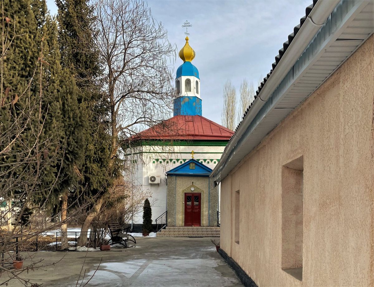 Церковь Димитрия Солунского, Талас (Дмитриевское) (Кыргызстан, Прочие страны). фасады, Вид с запада, от приходского дома