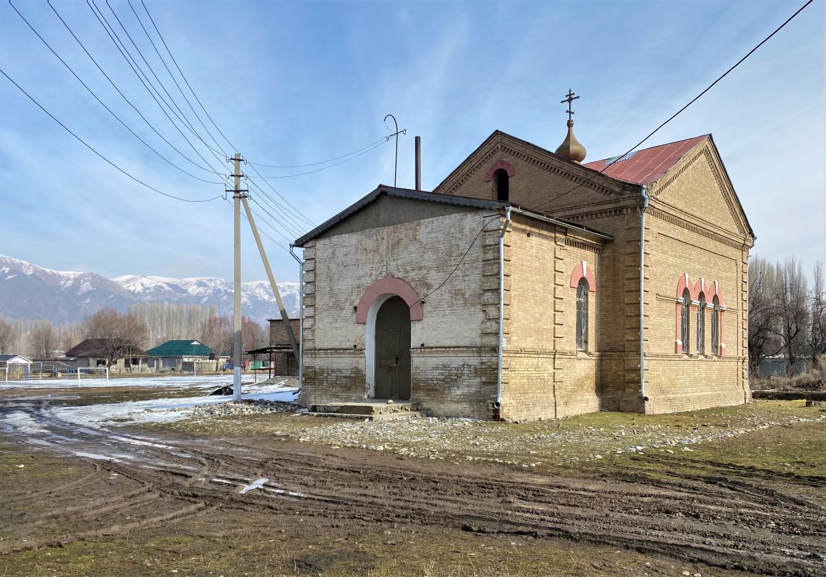 Церковь Николая Чудотворца, Боо-Терек (Ключёвка) (Кыргызстан, Прочие страны). общий вид в ландшафте, Общий вид с юго-запада, позади хребет Эчкилюу-Тоо