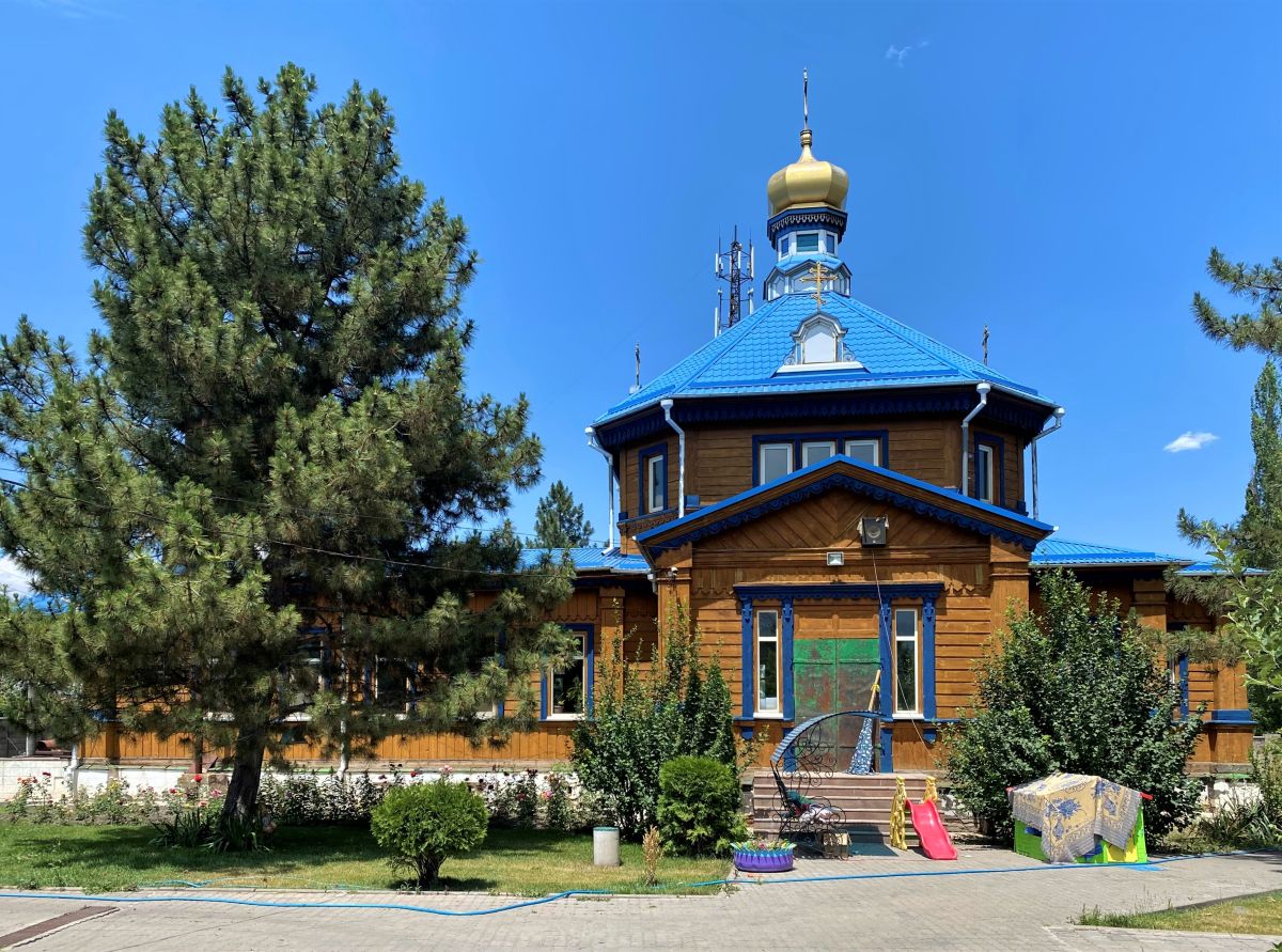 Церковь Михаила Архангела, Беловодское (Кыргызстан, Прочие страны). архитектурные детали, Вид с юга от ворот