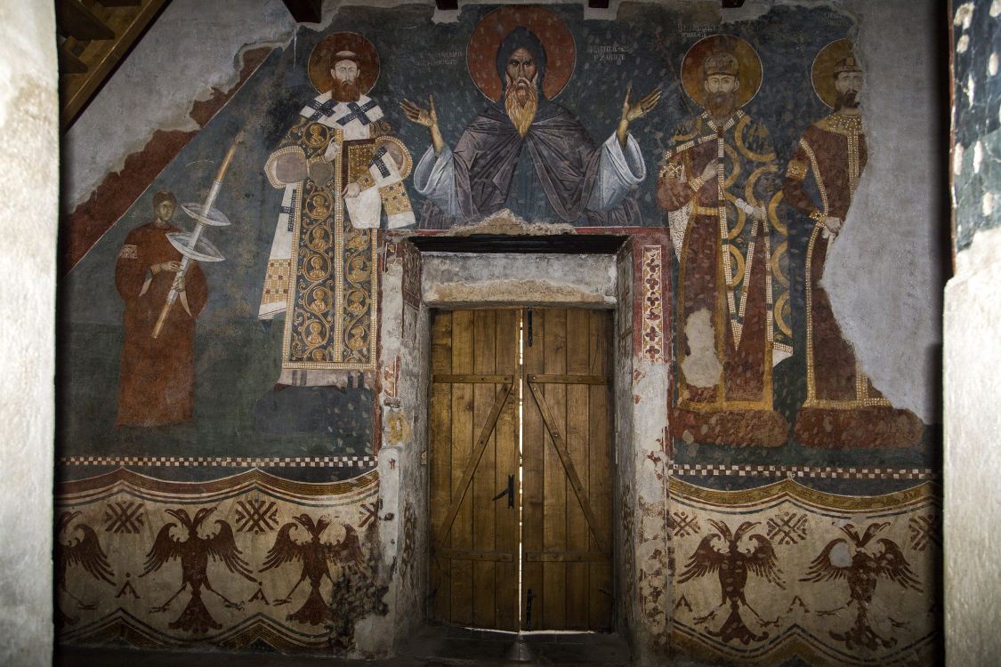 Церковь Богородицы, Призрен (АК Косово и Метохия, Призренский округ, Сербия). интерьер и убранство, фреска нартекса. Над входом - основатель династии Неманичей - Стефан Неманя (Святой Симеон), по его правую руку - Савва Сербский