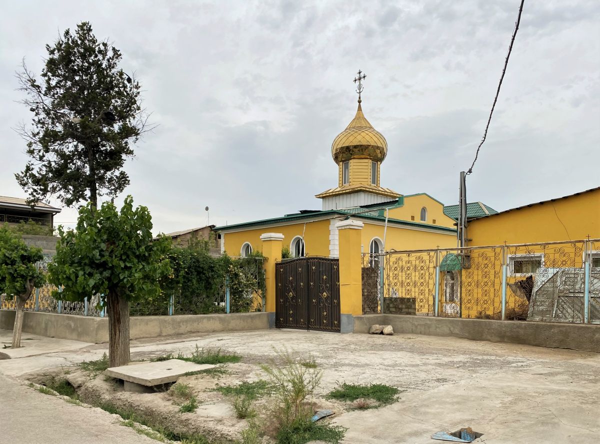 Церковь Марии Магдалины (новая), Худжанд (Таджикистан, Прочие страны). общий вид в ландшафте, Общий вид церкви и церковного дома с северо-востока