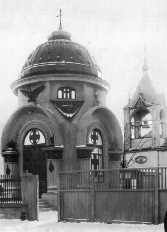 Часовня-памятник императору Николаю II и югославскому королю Александру I, Харбин (Китай, Прочие страны). архивная фотография, Часовня-памятник императору Николаю II и югославскому королю Александру I, общий вид. На заднем плане - храм Дома Милосердия в честь иконы Божией Матери 