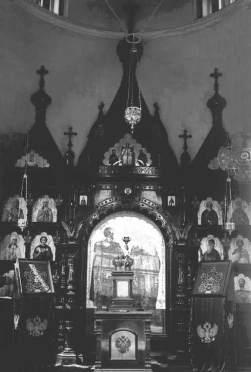 Часовня-памятник императору Николаю II и югославскому королю Александру I, Харбин (Китай, Прочие страны). архивная фотография, Иконостас часовни-памятника Венценосных Мучеников (1936).
