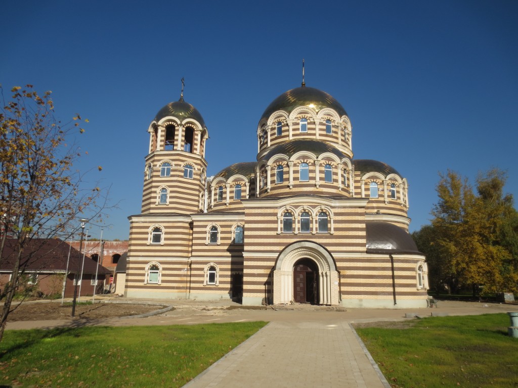 Гольяново. Церковь Ермогена, Патриарха Московского в Гольянове. общий вид в ландшафте