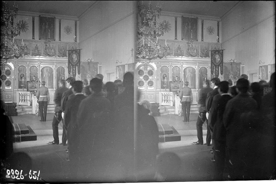 Собор Вознесения Господня, Уналашка (Аляска, США). архивная фотография, Русские матросы на службе в храме. Стереофотография; фотограф Иохельсон В.И., МЭИ РАН
