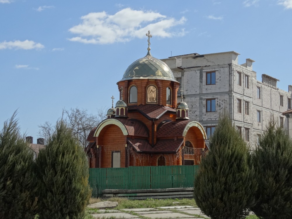 Черноморск. Церковь Георгия Победоносца. общий вид в ландшафте