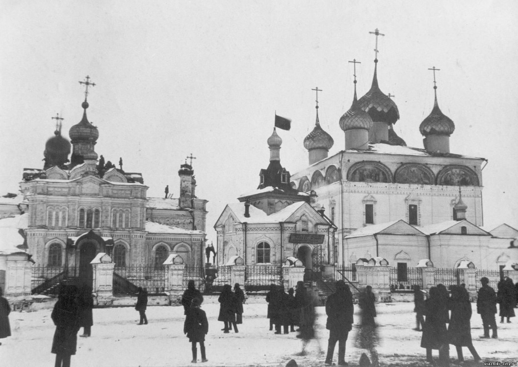 Собор Казанской иконы Божией Матери, Вязники (Вязниковский район, Владимирская область). архивная фотография, Казанский собор (справа), старая часовня (в центре), церковь Николая Чудотворца (слева). Снятие куполов и крестов Никольского храма.