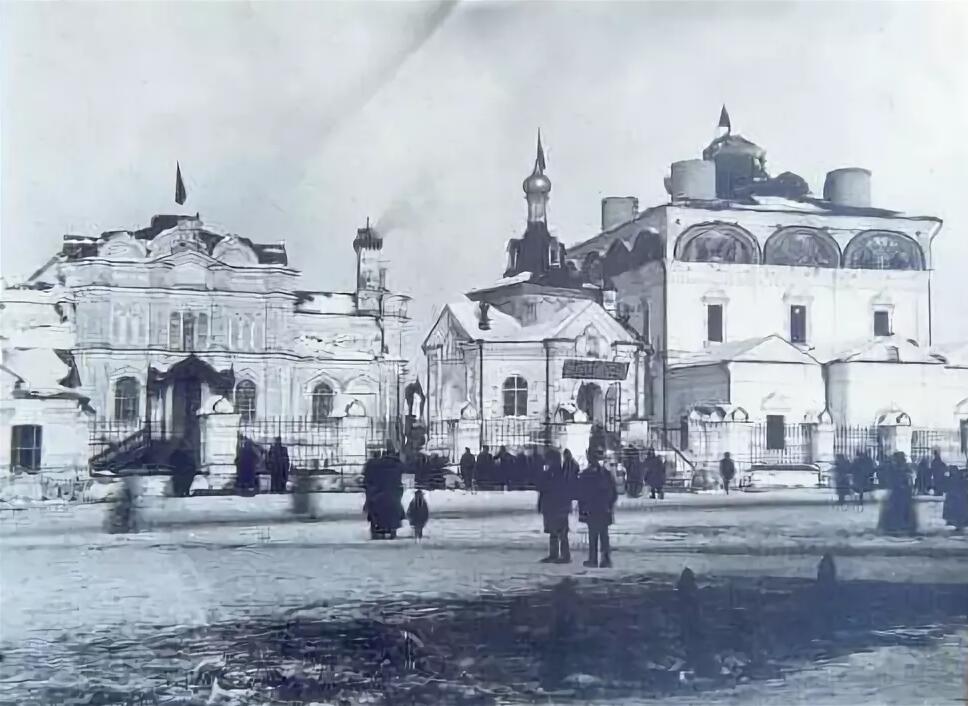 Собор Казанской иконы Божией Матери, Вязники (Вязниковский район, Владимирская область). архивная фотография, Начало разрушения Казанского собора (на фото - справа). Рядом Николаевская церковь. Храмы обезглавлены, водружены флаги.