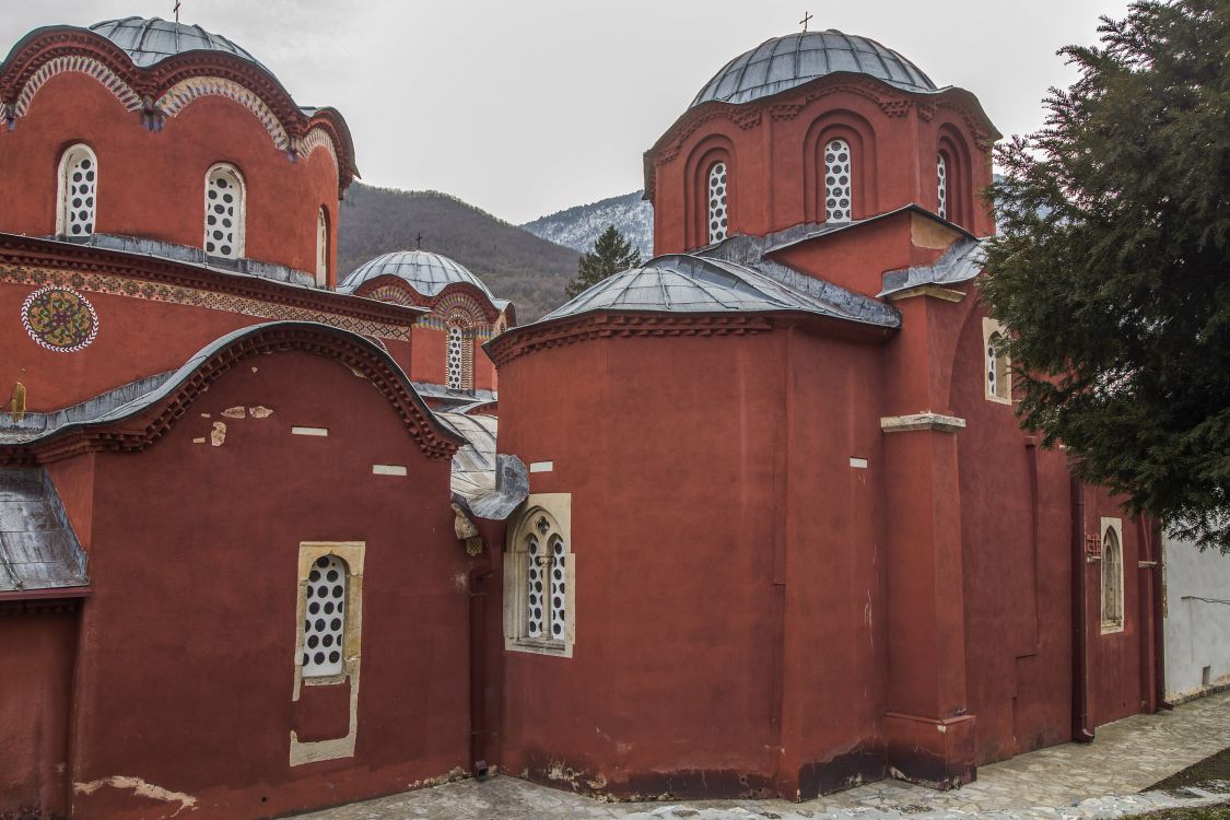 Печский патриарший монастырь. Церковь Димитрия Солунского, Печ (АК Косово и Метохия, Косовский округ, Сербия). фасады, ц. Дмитрия Солунского - справа