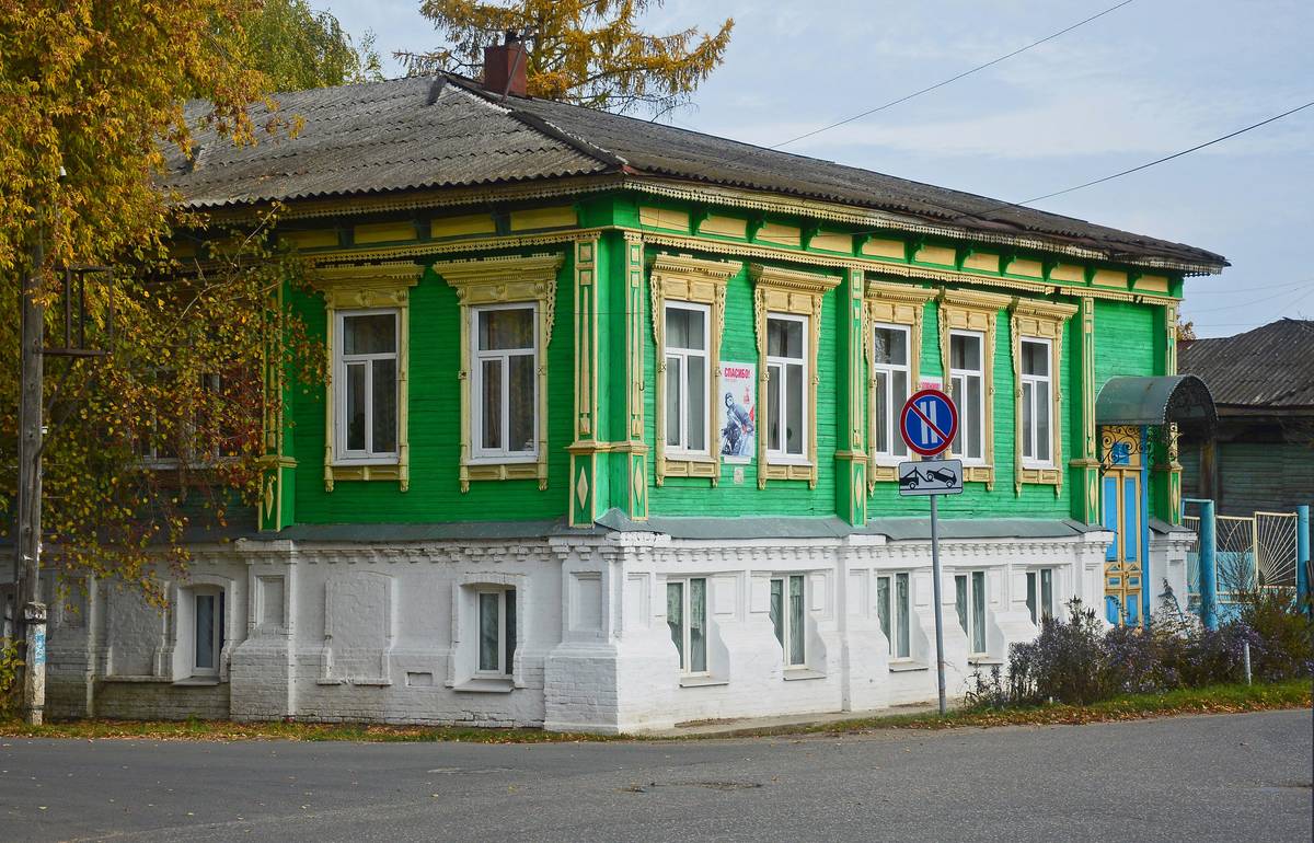 Бывшая Рождественская богадельня, дом 24/12., общий вид в ландшафте. Домовая церковь Иоанна Златоуста при бывшей Рождественской богадельне, Вязники (Вязниковский район, Владимирская область)